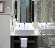 Toilet Kamar 5 The Radh Hotel