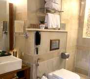 Toilet Kamar 6 The Radh Hotel