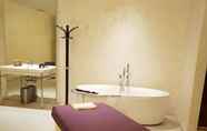 Toilet Kamar 2 Azure Luxury City Suites by VacationsPH