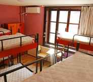 Bedroom 7 Meet int'l Youth Hostel Zhejiang Rd