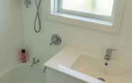 In-room Bathroom 2 Sunny & Quiet in Blyth with unlimited fibre WIFI