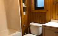 Toilet Kamar 4 Riverbay Adventure Inn