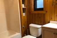 Phòng tắm bên trong Riverbay Adventure Inn