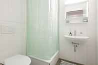 Toilet Kamar VARIAS Business Apartments