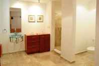 In-room Bathroom Ocean Plaza 5A by Praia