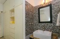 In-room Bathroom Da Vinci 302 by Praia