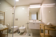 Toilet Kamar Almada Story Apartments by Porto City Hosts