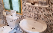 In-room Bathroom 5 La Bastide de Boisset