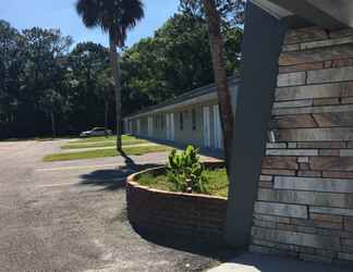 Exterior 2 Skylark Motel