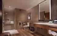 In-room Bathroom 5 DoubleTree by Hilton Huidong Resort