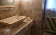 In-room Bathroom 6 Mas Les Vieux Chenes