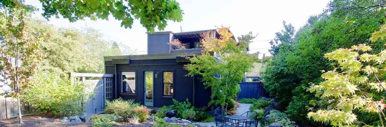 Exterior Phinney Ridge Flat Backyard Oasis