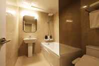 In-room Bathroom M7 hotel