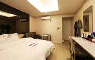 Bedroom 2 M7 hotel