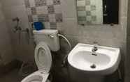 Toilet Kamar 6 Goroomgo Orchid Beach Inn Puri