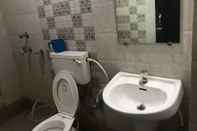 Toilet Kamar Goroomgo Orchid Beach Inn Puri