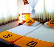 Bilik Tidur 6 Yoho Lagoonside Holiday Bungalow