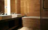 Toilet Kamar 5 Moon River Lake View Villa