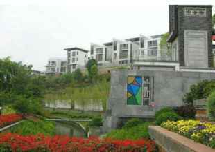 Bangunan 4 Moon River Lake View Villa