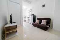 พื้นที่สาธารณะ Minimalist Apartment with Sofa Bed at Parahyangan Residence