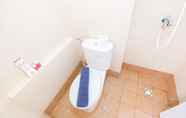 In-room Bathroom 6 Simple Studio Bassura City Apartment