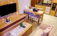 ห้องนอน 2 Warm Interior Apartment near MT Haryono and Cawang