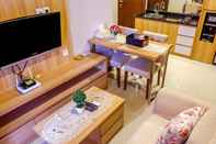 ห้องนอน Warm Interior Apartment near MT Haryono and Cawang