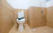 Toilet Kamar 2 Comfy Studio Apartment @ Green Pramuka City