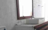 In-room Bathroom 7 La'vish Resort