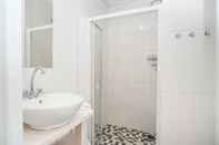 Toilet Kamar Fork West Apartments - Ground Floor 4