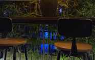 Bar, Kafe, dan Lounge 5 No 78 Flower Street