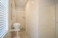 Toilet Kamar Fork West Apartments - Top Floor 5