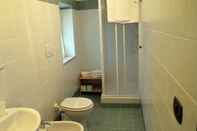 Toilet Kamar Il Sottosopra B&B