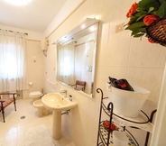 In-room Bathroom 5 Bed & Breakfast Magna Grecia