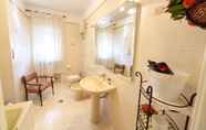 In-room Bathroom 5 Bed & Breakfast Magna Grecia