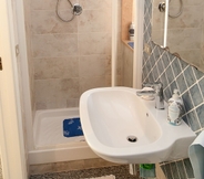 In-room Bathroom 4 Bed & Breakfast Magna Grecia