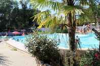 Swimming Pool Camping Les Lacs de Courtes - Chalets