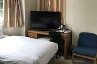 Bedroom Gatwick Inn Hotel