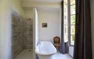 In-room Bathroom 4 Manoir de Plaisance