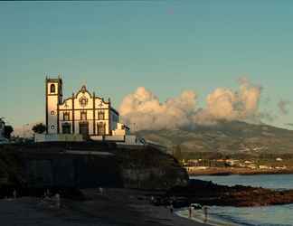 Bangunan 2 Beach House by Azores Villas