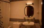 In-room Bathroom 2 Hostal La Tablada