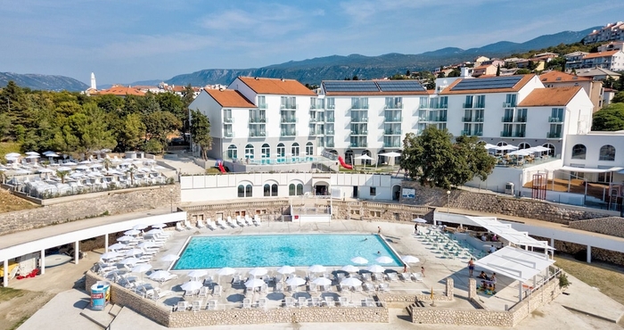 Swimming Pool Family Hotel Lisanj