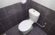 Toilet Kamar 2 RizQin Homestay Bachok
