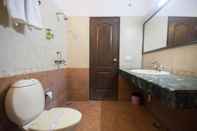 Toilet Kamar The Chamber Hotel & Restaurant