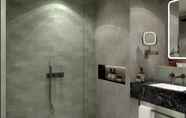 In-room Bathroom 2 Clayton Hotel City of London