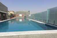 Swimming Pool DoubleTree by Hilton Ahmedabad