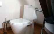 Toilet Kamar 7 B&B Auberginn