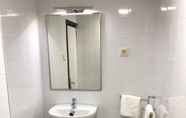 Toilet Kamar 2 Hostal di Verena