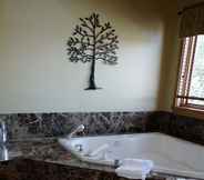 Phòng tắm bên trong 5 Sumas Mountain Lodge