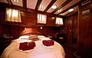 Kamar Tidur 6 Plaghia Charter Boat & Breakfast